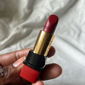 This is a beautiful velvety red lipstick by Chanel #627 💄